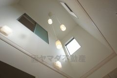 吹き抜け天井の光が入り、18帖もあるリビングで、快適に過ごせます。