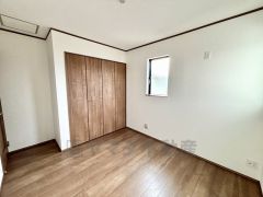 住む人のこだわりを活かす洋室＾＾日当たりがよく、寝室としての利用もおすすめ。広めのクローゼットもあり荷物もすっきり片付けれ、ゆとりのある暮らしが出来ます＾＾