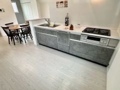 収納も、作業スペースも広々と設けられた使いやすいシステムキッチンです＾＾カウンターキッチンなので、ご家族と会話をしながら楽しくお料理ができます＾＾