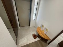 採光も考えられた明るい玄関です。たっぷり収納できるシューズボックス付きなので、家族全員の靴がきれいに整頓できます。