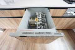 炊事時間を大幅に短縮できる食器洗浄乾燥機付き＾＾食器を洗う手間が減るので家族とのコミュニケーションの時間や自分の時間が増えますね。