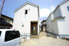 現地（2025年7月）撮影。左：1号棟　右：2号棟