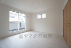 バルコニーに面した陽当たりの良い洋室です＾＾