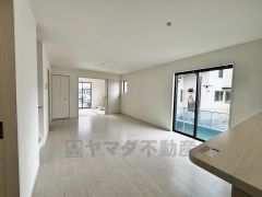 大きな窓があるのでたくさんの光や風を取り込むことができ快適な生活が過ごせそうです。