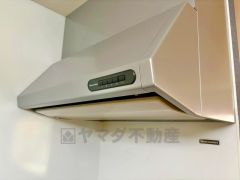 調理により発生する油煙や臭いを吸い込み、屋外へ排気してくれます。