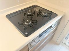 3種類の料理が同時に調理できる、3口ガスコンロ。忙しい朝食やお弁当作りも効率良くお料理できますね＾＾