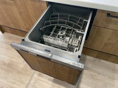 炊事時間を大幅に短縮できる食器洗浄乾燥機付き＾＾食器を洗う手間が減るので家族とのコミュニケーションの時間や自分の時間が増えますね。