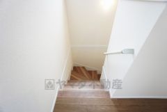 日中でも暗くなりがちな階段には、小窓を配置し採光も考えられたつくり＾＾手摺付きなので安全に上り下りできますね＾＾