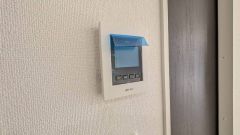 防犯性もばっちり、TVモニター付きインターホン完備。大きなモニターで玄関先を確認できます。録画機能が付いているので不在時の訪問者も確認できて安心です＾＾