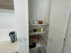 まとめ買いしてもこの収納量なら心配要らずのパントリー。調理家電や食品のストックを