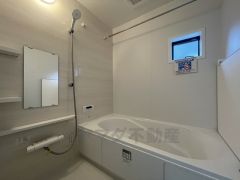 1日の疲れを癒すくつろぎのバスルーム。足を伸ばしてもゆったりと入れるサイズです。お子様と一緒にお風呂に入っても狭くないですね^^
