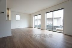 大きな掃き出し窓のあるリビングは、陽光あふれる明るい空間です。ゆったりと寛げる憩いの場となりそうです。