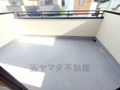 陽当たりの良いバルコニーです。お洗濯やお布団干しはもちろん、日光浴スペースにも。足元は防水工事施工済です。