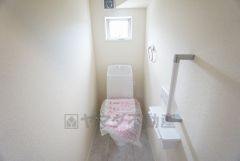 ウォシュレット付きトイレです。1階2階の2ヶ所にトイレがあるので、忙しい朝にもゆとりができますね＾＾