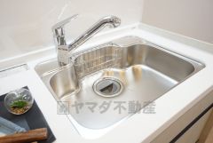 大きなお鍋も楽々洗える幅の広いシンクです＾＾ステンレスシンクなので簡単にお掃除できますよ。洗剤やスポンジもすっきりできる収納付き。