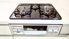 3種類の料理が同時に調理できる、3口ガスコンロ。忙しい夕食の支度時間が短縮できて効率よくお料理が楽しめます。