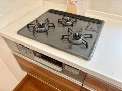 3種類の料理が同時に調理できる、3口ガスコンロ。忙しい夕食の支度時間が短縮できて効率よくお料理が楽しめます。