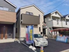 カースペースは2台分。 ご夫婦で1台ずつ所持されているご家庭も、来客時も安心ですね。 並列で駐車できるのでお車を入れ替える必要もありません＾＾