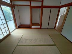 ＬＤＫに隣接する和室です。お昼寝や洗濯物を畳んだり、アイロンをかける作業スペースとしても活躍しそうですね。