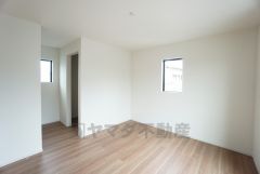 住む人のこだわりを活かす洋室＾＾日当たりがよく、寝室としての利用もおすすめ。広めのクローゼットもあり荷物もすっきり片付けれ、ゆとりのある暮らしが出来ます＾＾
