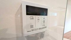 キッチン横からお湯張り、追い炊き、足し湯がボタン一つで楽々操作できる給湯機リモコンです＾＾忙しい夕飯の準備の時間帯に重宝しますね。