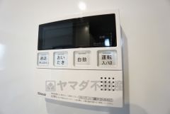 キッチン横からボタンひとつで操作が楽々。