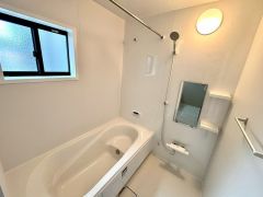 窓付き・浴室乾燥機で換気・雨の日の洗濯もばっちりです＾＾明るく清潔にたもてるバスルームです＾＾