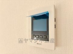 今や必需品となっておりますTVモニター付きインターホンです。録画・再生器のもついており防犯性もばっちりです。キッチン横にありワンタッチで外の方とお話ができますので便利です。