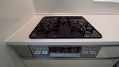 3種類の料理が同時に調理できる、3口ガスコンロ。忙しい夕食の支度時間が短縮できて効率よくお料理が楽しめます。