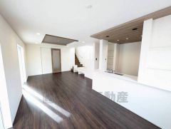 玄関へも2階へも、必ずリビングを通る動線になっているので、顔を合わせる機会が増え家族団らんの間取りに＾＾