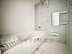 1日の疲れを癒すくつろぎのバスルーム。足を伸ばしてもゆったりと入れるサイズです。