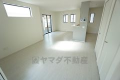 キッチンから会話が弾みそうなリビングです。快適な生活が想像できますね＾＾