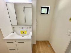 洗面台、洗濯機置き場、バスルームが連なっている、生活導線の考えられた作りになっています。