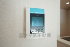 防犯性もばっちり、TVモニター付きインターフォン完備。大きなモニターで玄関先を確認できます。録画機能が付いているので不在時の訪問者も確認できて安心です^^