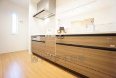 対面式キッチンなのでリビングにいるご家族とコミュニケーションを取りながら洗い物や、お料理が楽しめそうですね＾＾