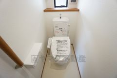 1階2階の2ヶ所にトイレがありますので、忙しい朝にも家族に気を使わず、ゆとりが生まれますね＾＾ 小窓付きで換気する時に便利です＾＾
