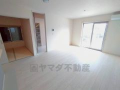 大きな掃き出し窓のあるリビングは、陽光あふれる明るい空間です。ゆったりと寛げる憩いの場となりそうです。