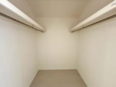 ウォークインクローゼット付き＾＾ハンガーパイプ下にボックスを置いて、枕棚を活用して、たっぷりと収納できそうです＾＾