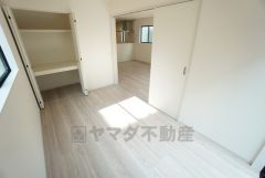 リビングに隣接した洋室です。居室としてももちろん、収納や書斎、お子様のプレイスペースにも＾＾使い勝手が良さそうです＾＾