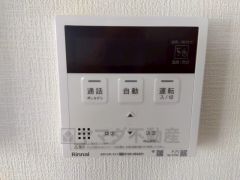 キッチン横からお湯張り、追い炊き、足し湯がボタン一つで楽々操作できる給湯機リモコンです＾＾忙しい夕飯の準備の時間帯に重宝しますね。