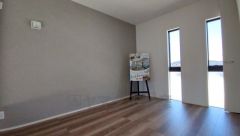 明るい洋室です。ナチュラル色のフローリングで開放的な優しい雰囲気になっています＾＾ベッドや机、ＴＶを置いてもゆとりのある広さです。