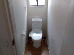 温水洗浄機付トイレです。トイレは2ヶ所設けられているので、来客時にも気兼ねなく使えますね。