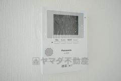 防犯性もばっちり、TVモニター付きインターホン完備。大きなモニターで玄関先を確認できます。録画機能が付いているので不在時の訪問者も確認できて安心です＾＾
