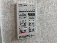 浴室暖房乾燥機付き。天候に左右されず、いつでも好きなときに洗濯物を干せるので、仕事や家事で忙しい方に重宝します。