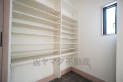 同形状・同仕様 稼動棚になっているので、高さの調整ができます。キャンプ用品やお車の用品なども置けますよ。