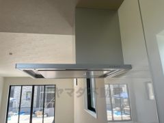 ファンやフィルターが見えにくいレンジフード。パッと視界に入っても細部までは見えにくく、オシャレでインテリアデザインの一部になりますね＾＾フラットな形状で普段はサッと吹くだけ。
