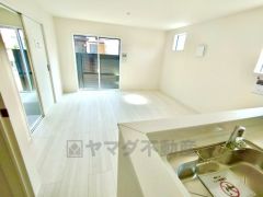 大きな掃き出し窓のあるリビングは、陽光あふれる明るい空間です。ゆったりと寛げる憩いの場となりそうです。
