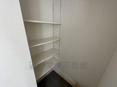 ベビーカーや泥のついたおもちゃをしまうのに便利なスペースです。玄関周りをスッキリさせることが出来ます＾＾