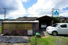 納屋、駐車場。