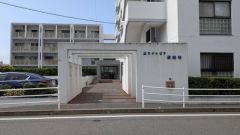 エントランス外観です。 白を基調とした外観とアプローチが魅力的ですね＾＾